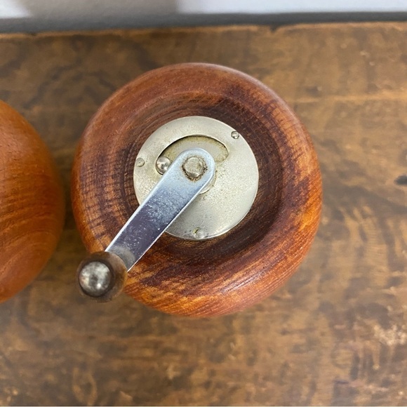 Vintage wooden Apple shakers pepper grinder and salt shaker - Picture 9 of 9